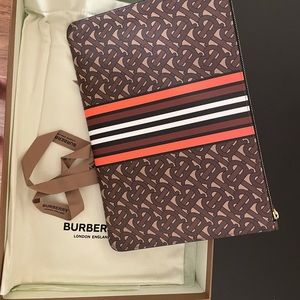 Brand newBurberry pouch/clutch with zipper